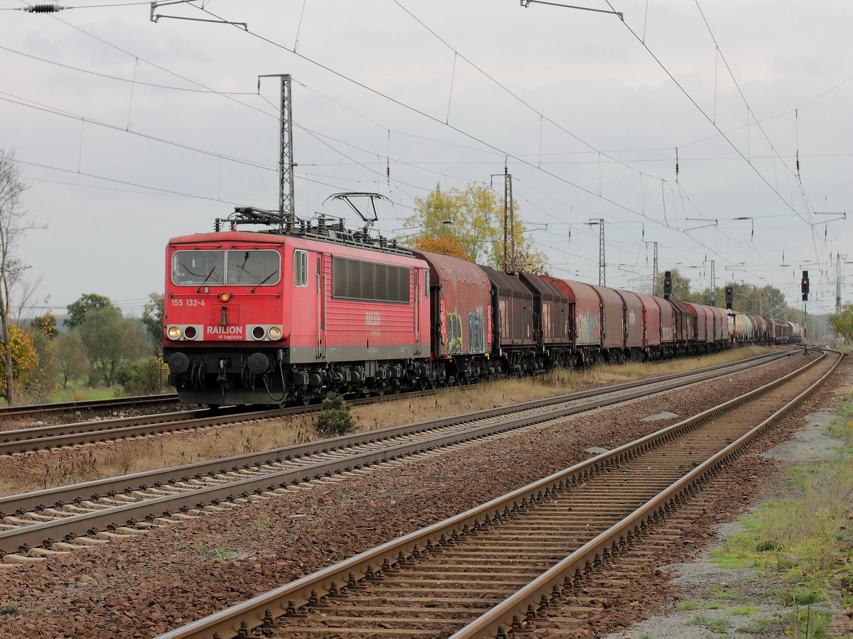 Durchfahrt 155 132-4 mit einem Mischer am 20. Oktober 2010 durch den Bahnhof Saarmund.