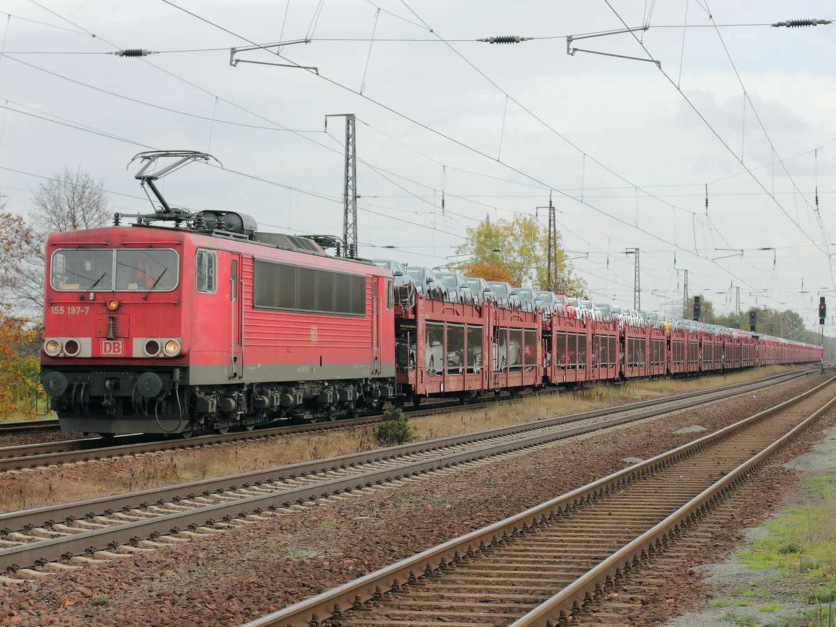 Durchfahrt 155 197-7  mit einem Autozug am 20. Oktober 2010 durch den Bahnhof Saarmund.