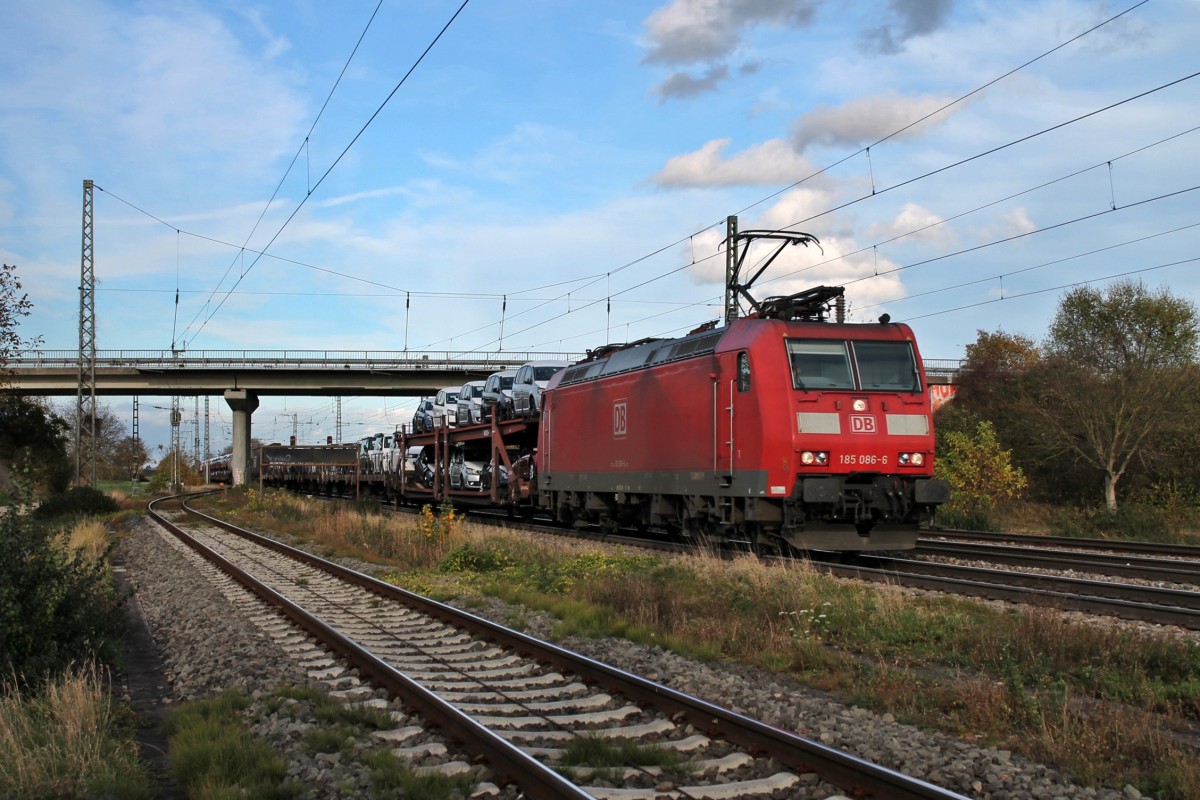 Durchfahrt von 185 086-6 am 09.11.2013 mit einem gemischten Gterzug in Mllheim (Baden) gen Basel.