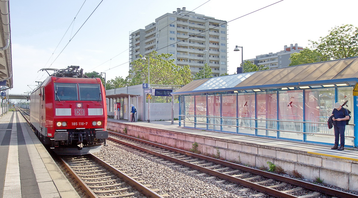 Durchfahrt 185 118-7 als Lokzug am 19. Mai 2023 durch den Bahnhof Limburgerhof.