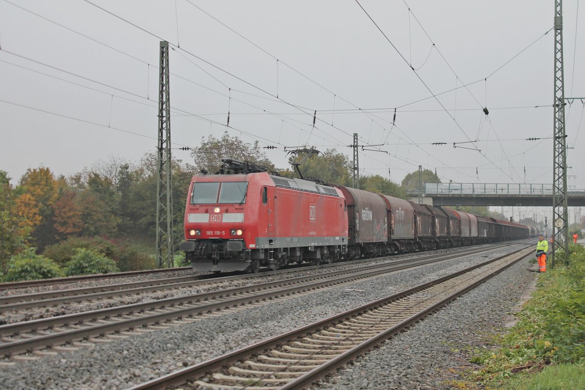 Durchfahrt von 185 119-5 mit ihrem gemischten Güterzug (Chiasso - Mannheim Rbf) am 31.10.2016 durch den Bahnhof von Müllheim (Baden) in Richtung Norden.