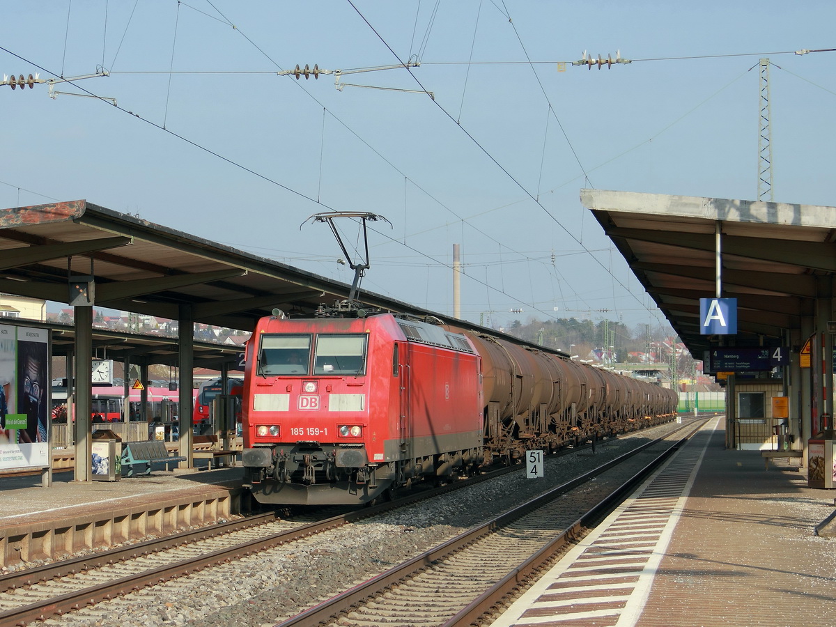 Durchfahrt 185 159-1 mit einem Kesselzug durch den Bahnhof von Ansbach am 14. März 2017.
