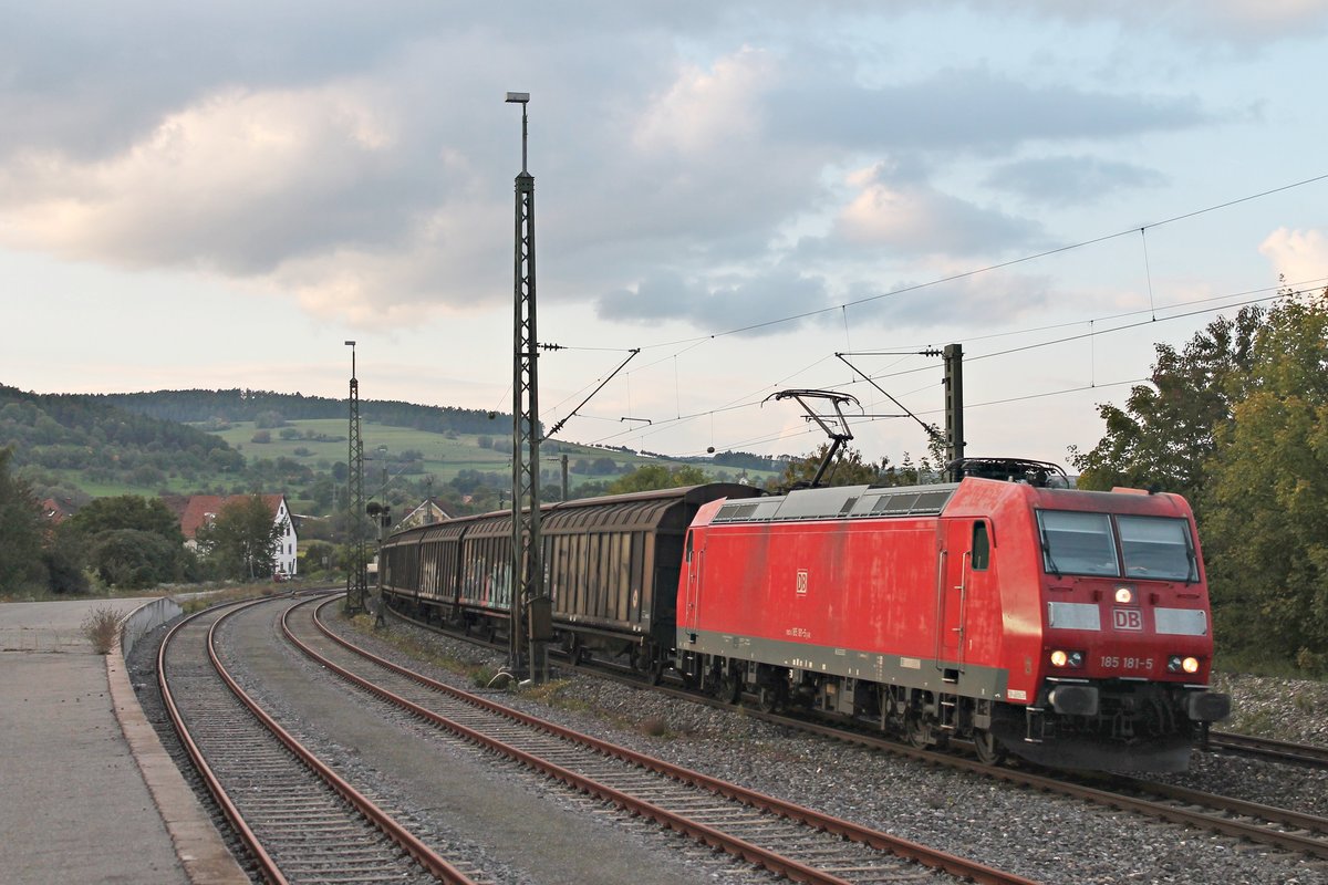 Durchfahrt von 185 181-5 als Rastatt-Umleiter am Abend des 20.09.2017 mit ihrem  Redbull -Zug durch Welschingen-Neuhausen in Richtung Singen (Hohentwiel).