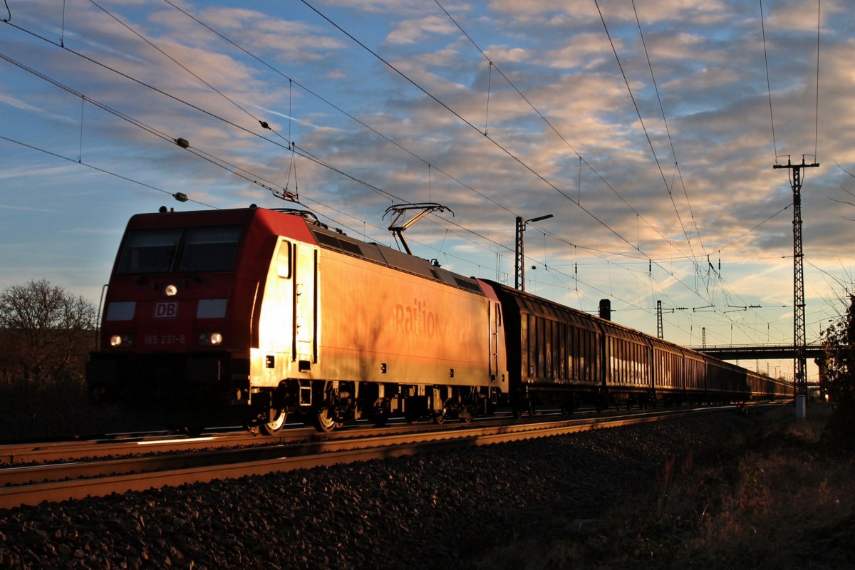 Durchfahrt von 185 231-8 im letztem Licht des 07.12.2013 mit dem Redbull-Zug aus Bludenz (A) in Müllheim (Baden) gen Freiburg.