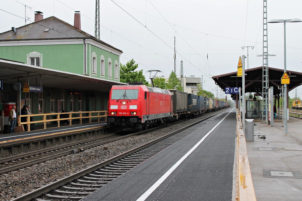 Durchfahrt von 185 394-4 mit einem Containerzug am 18.04.2014 in Müllheim (Baden).