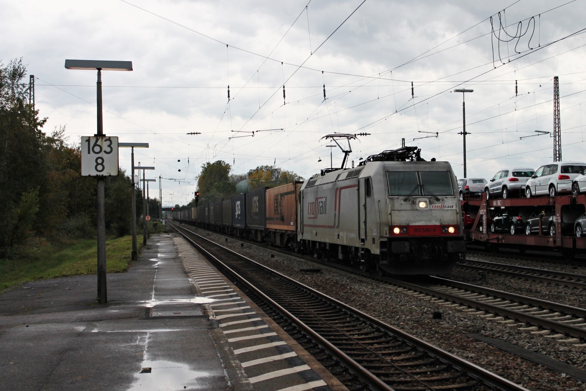 Durchfahrt von 185 580-8  Jana  am 16.10.2014 mit einem Containerzug in Lahr (Schwarzw) gen Offenburg.