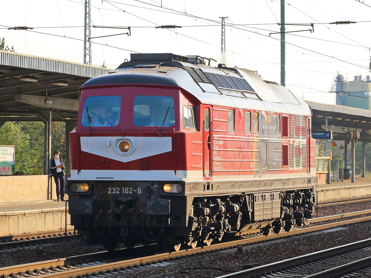 Durchfahrt 232 182-6 (9280 1232 182-6 D-LEG) der Leipziger Eisenbahnverkehrsgesellschaft mbH am 28. April 2020 durch den Bahnhof Berlin Schönefeld Flughafen, Gruß zurück