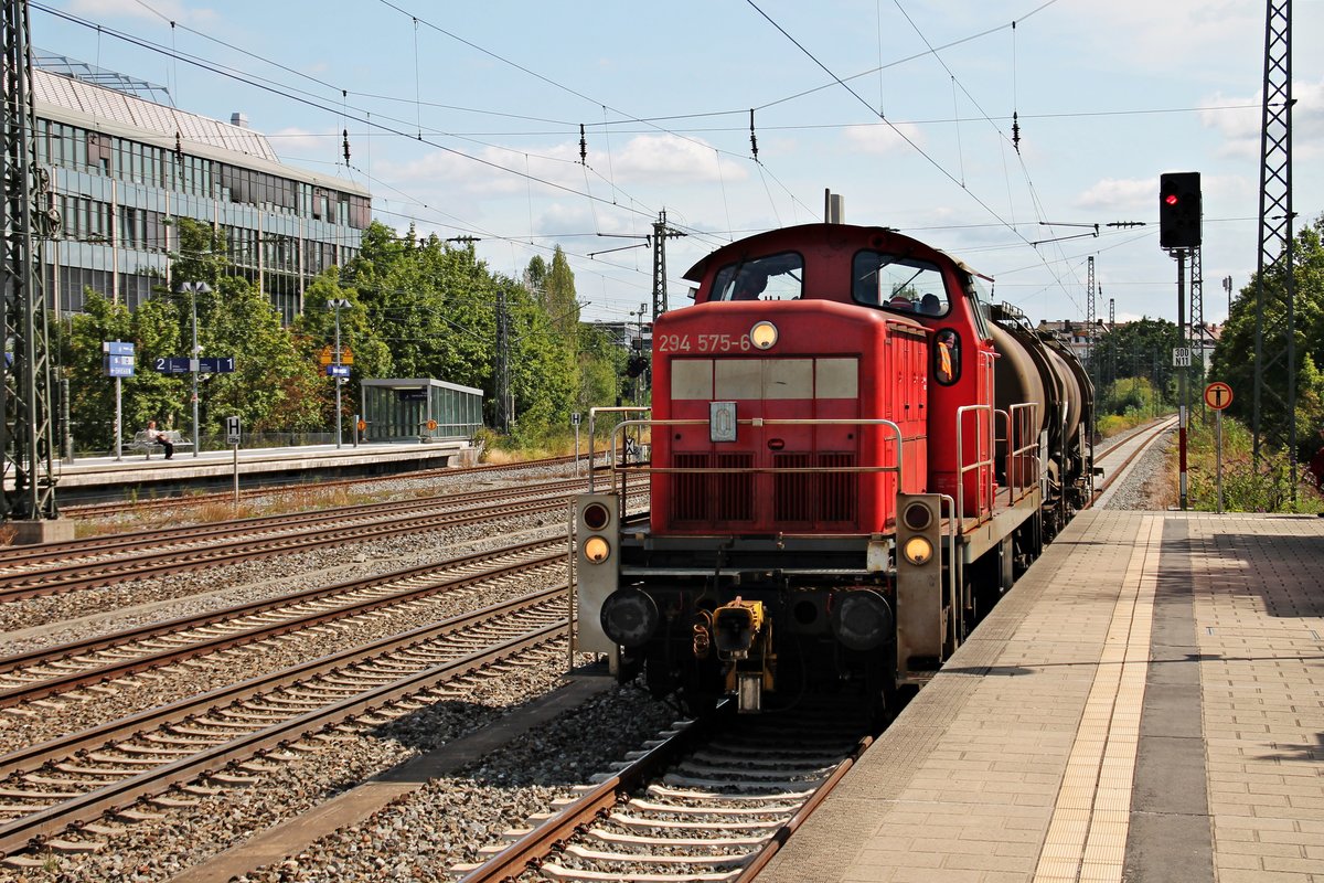 Durchfahrt von 294 575-6 mit zwei Kesselwagen am 25.08.2015 in München Heiumeranplatz gen München Laim.
