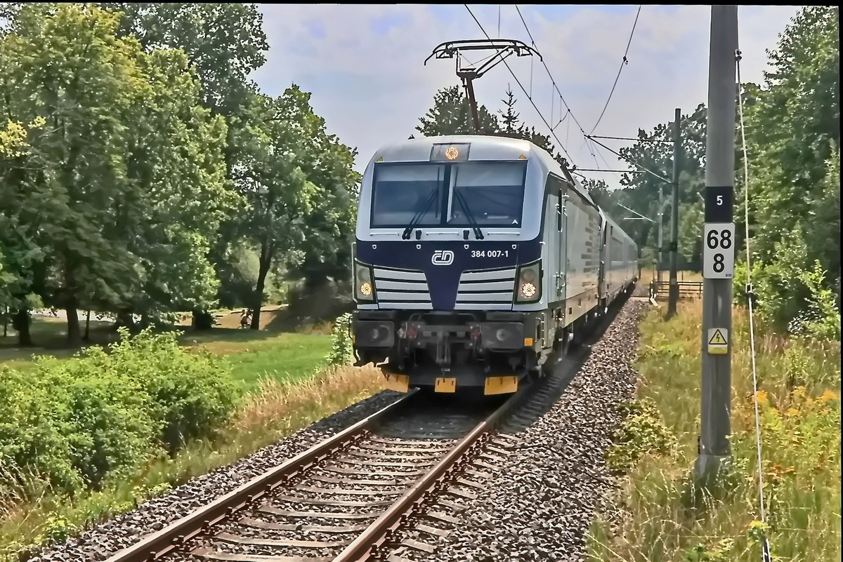 Durchfahrt 384 007-1 in Richtung Franzensbad am 31. Juli 2026.</p>
Die 384 007-1 ist eine Mehrsystemlokomotive vom Typ Siemens Vectron MS (Baureihe 384) der tschechischen Staatsbahn Česk� dr�hy (ČD).