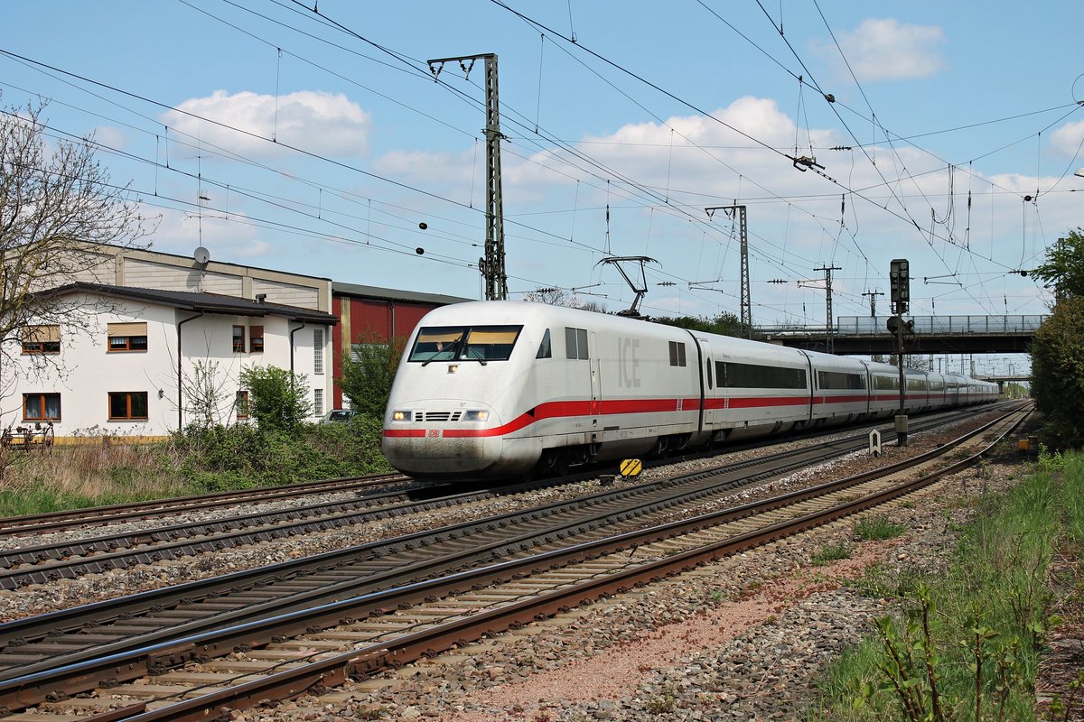 Durchfahrt von 401 053-4  Neumünster  am 18.04.2015 in Müllheim (Baden) in Richtung Basel. Gruß auch an den netten Tf!
