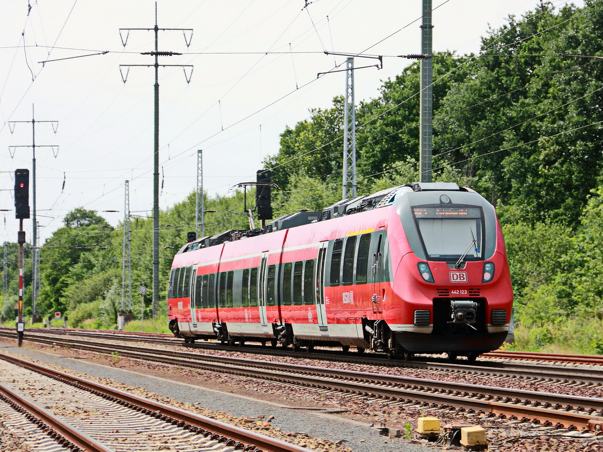 Durchfahrt 442 123 mit 442 623 als RB 23 in Richtung Potsdam am 21. Juni 2017 auf dem südlichen Berliner Außenring in Diedersdorf. 