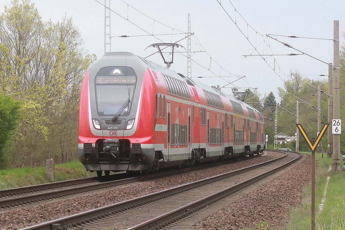 Durchfahrt 445 001 / 445 004 als RE 5 nach Elsterwerder passiert den Ort Rangsdorf (Groß Machnow) in Höhe der Pramsdorfer Straße am 01. Mai 2022. 