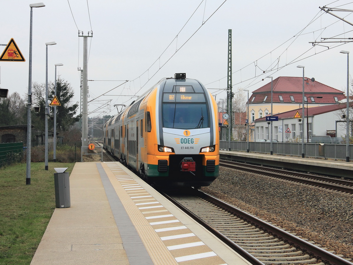 Durchfahrt 445.114 als RE 2 nach Wismar am 02. Dezember 2014 durch den Bahnhof Halbe in Brandenburg. 