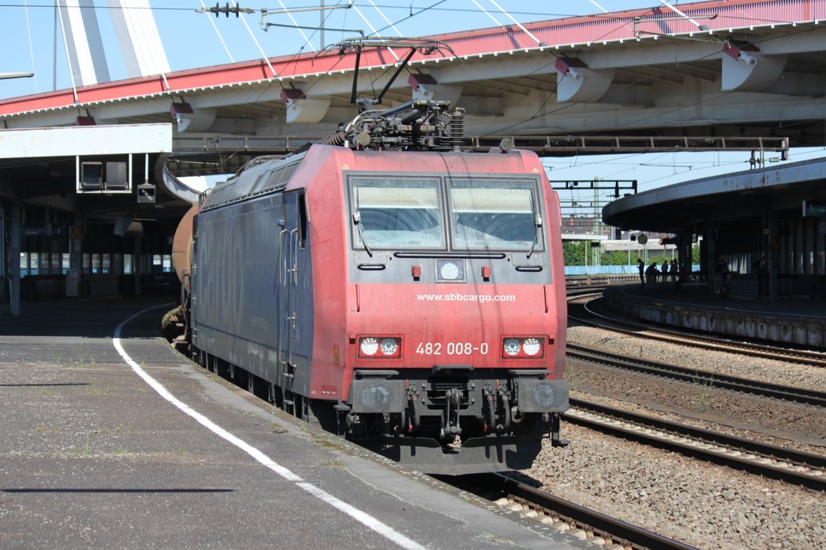 Durchfahrt von 482 008 mit einem Chemiezug am 26.05.2017 in Ludwigshafen Hauptbahnhof. 