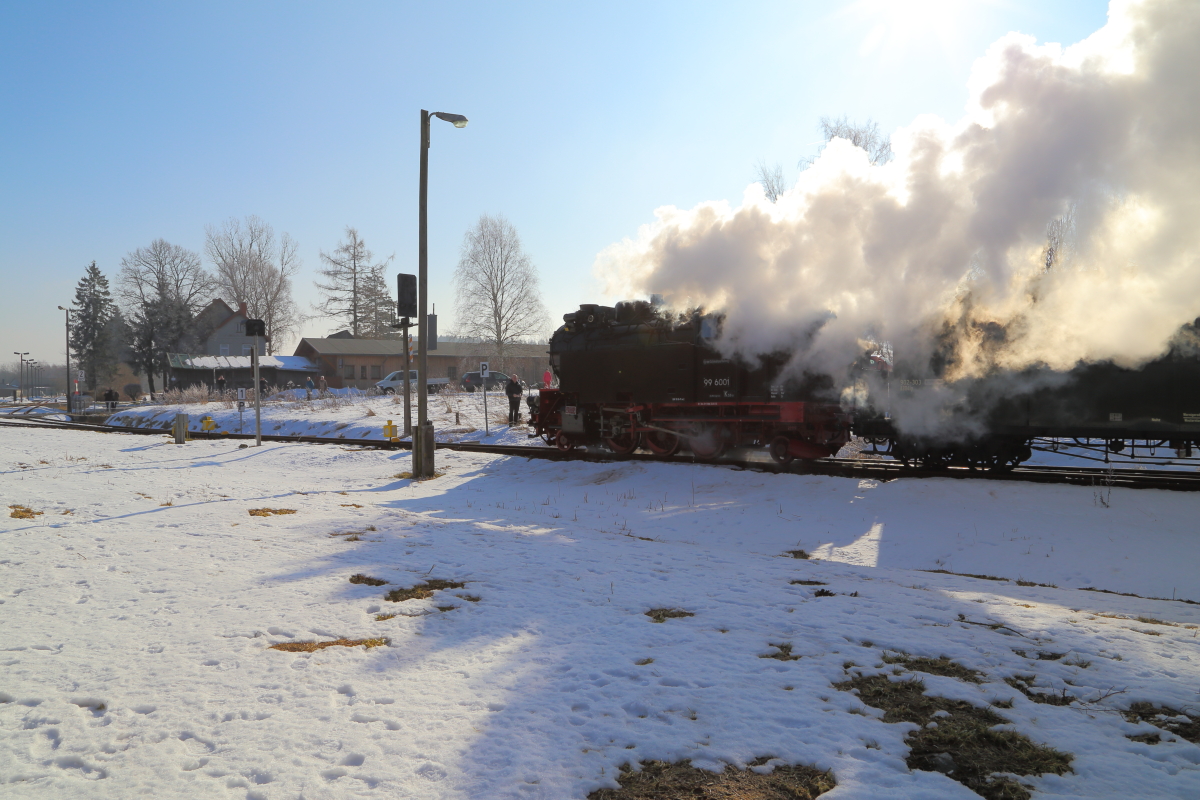 Durchfahrt von 99 6001 mit IG HSB-Sonderzug am 15.02.2015 durch die Stieger Wendeschleife. (Bild 7) Nachdem die Schleife passiert ist, fährt der Zug jetzt, im Gegenlicht dampfend, gemächlich in den Bahnhof ein. Wenig später geht es weiter nach Eisfelder Talmühle.
