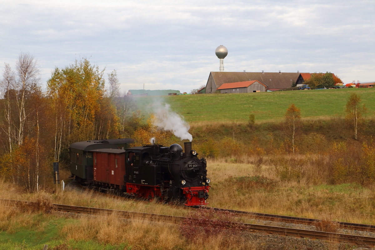 Durchfahrt von 99 6101 mit IG HSB-Sonderzug (Quedlinburg-Hasselfelde) am 18.10.2014 durch die Stieger Wendeschleife. (Bild 2)