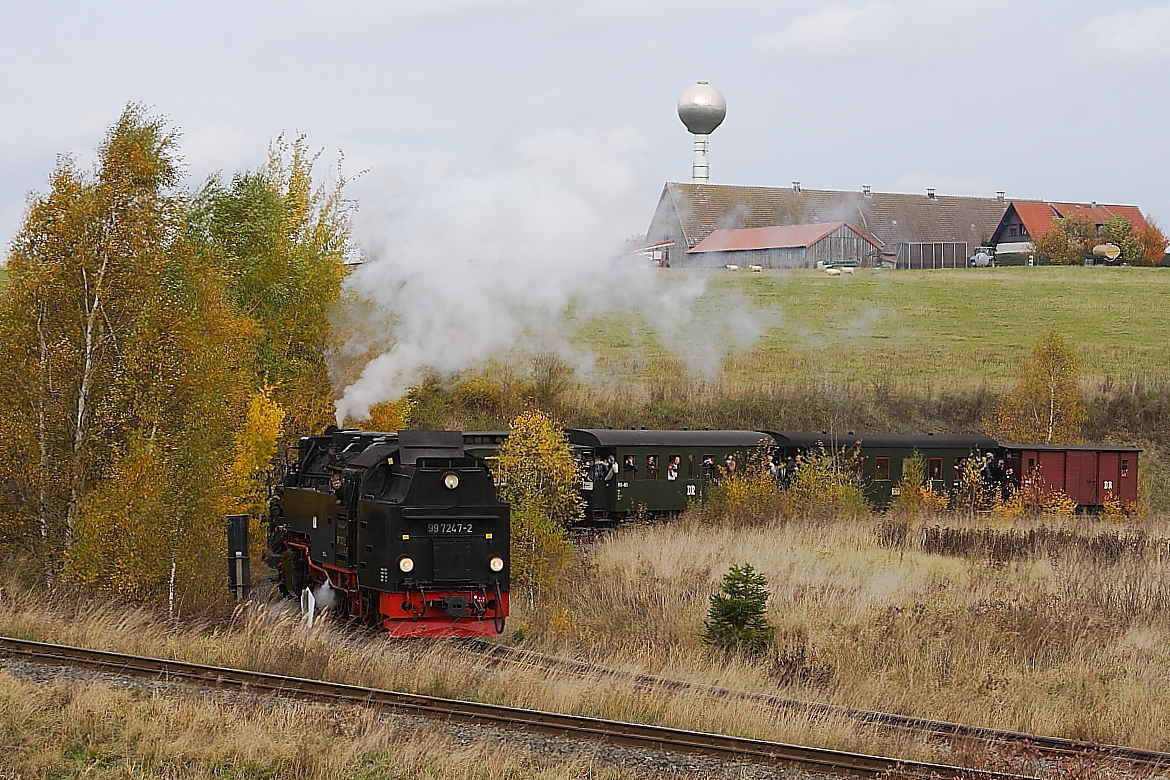 Durchfahrt von 99 7247 mit einem Sonder-PmG der IG HSB durch die Stieger Wendeschleife am 20.10.2013 (Bild 1).