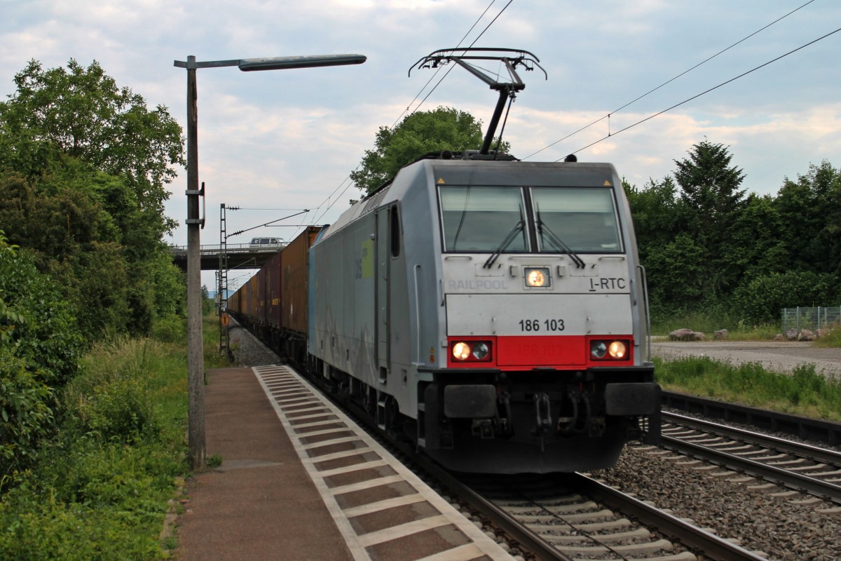 Durchfahrt am 01.06.2014 von Railpool/BLS Cargo 186 103 mit einem Conntainerzug in Orschweier gen Offenburg.