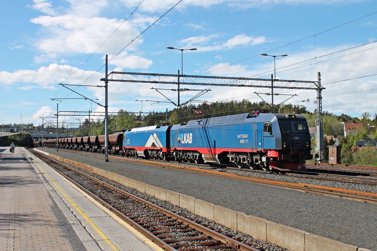 Durchfahrt am 01.06.2015 von LKAB IORE 111  KATTERAT  und LKAB IORE 128  KROKVIK  mit einem leeren Erzzug in Narvik in Richtung Schweden/Kiruna.