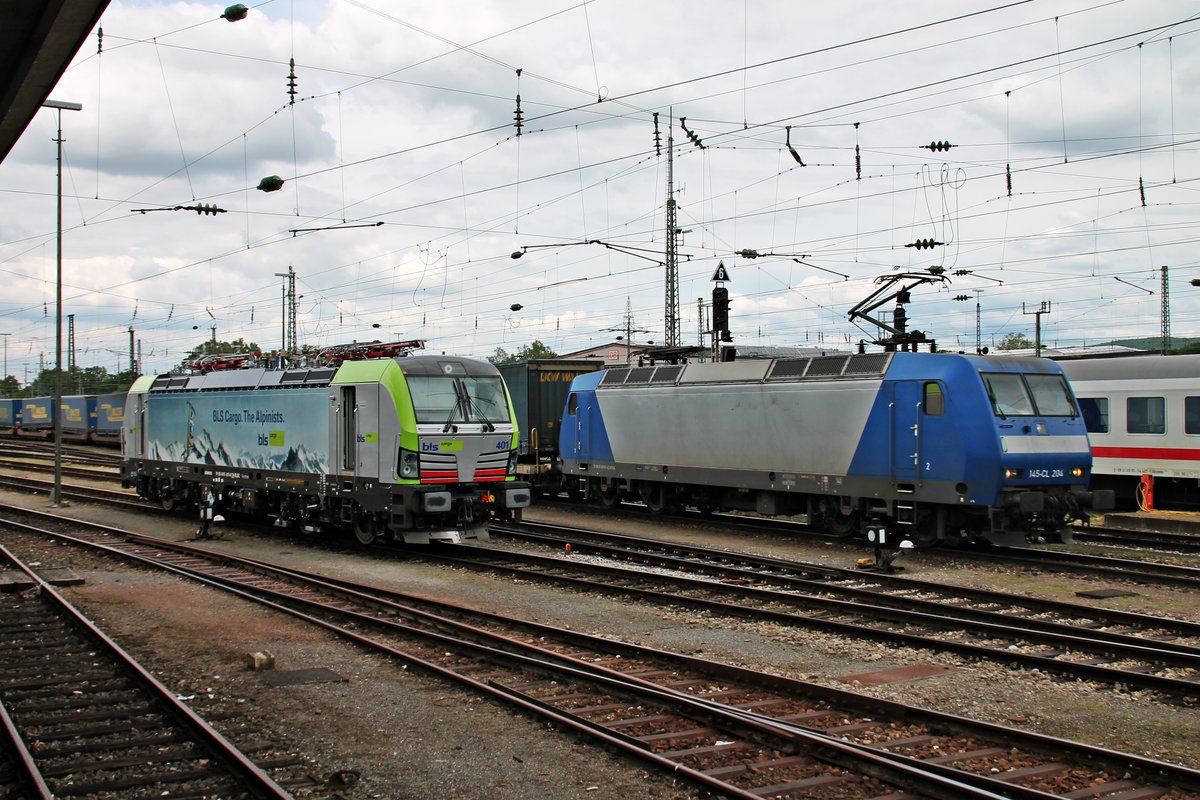 Durchfahrt am 01.06.2016 von Alpha Trains/Crossrail 145-CL 204 (145 100-4) mit einem  LKW-Walter -KLV durch den Badiscehn Bahnhof von Basel über Gleis 1 gen Rangierbahnhof Muttenz, als sie an der neuen BLSC Re 475 401 vorbeifuhr.