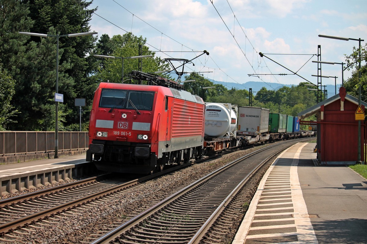 Durchfahrt am 01.08.2014 vom selten Gast auf der KBS 703, der 189 061-5 mit einem kurzem Containerzug in Kollmarsreute gen Norden.