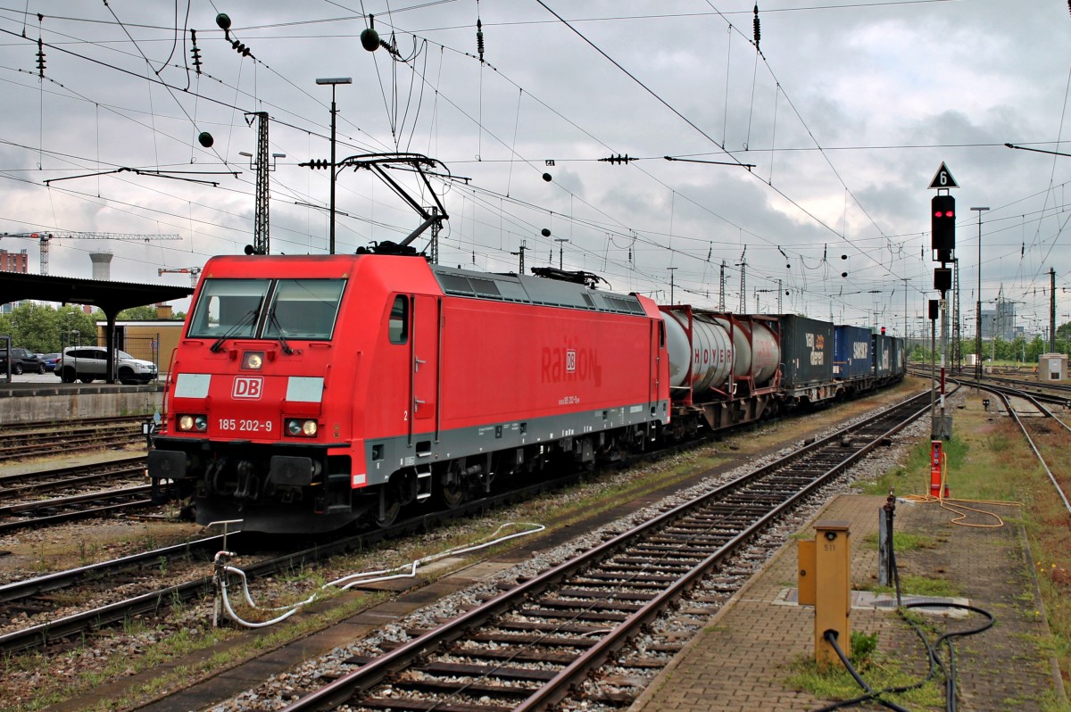 Durchfahrt am 02.05.2014 von der ausgebliechenen DB Schenker 185 202-9 mit einem Containerzug zum Rangierbahnhof Muttenz in Basel Bad Bf.