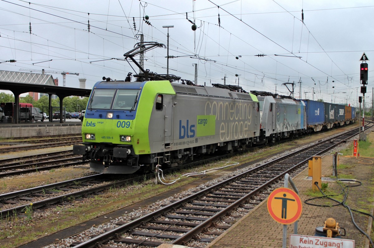 Durchfahrt am 02.05.2014 von BLS Cargo Re 485 009 und der Railpool/BLS Cargo 186 103 und einem Containerzug in Basel Bad Bf gen Schweiz.