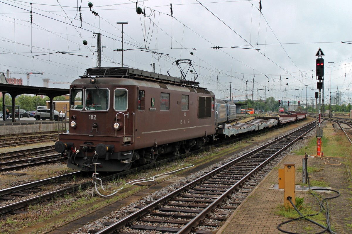 Durchfahrt am 02.05.2014 von der BLS Re 4/4 188 (Re 425 188) mit einem leeren Autotransportzug in Basel Bad Bf gen Schweiz.