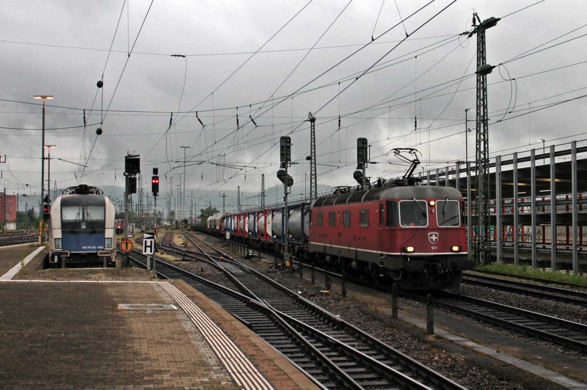 Durchfahrt am 02.05.2014 von SBB CFF FFS Re 6/6 11653  Gümligen  mit einem gemischten Güterzug in Basel Bad Bf gen Weil am Rhein. Links zusehen, die WLC ES 64 U2-060 die einen Leersonderzug der EIfelbahn nach Basel gebrahct hatte. Hinter der Taurus, sind auch noch die zwei Re 4/4, die kurze Zeit später den Venice-Simplon-Express von 181 223-9 ablösen werden.