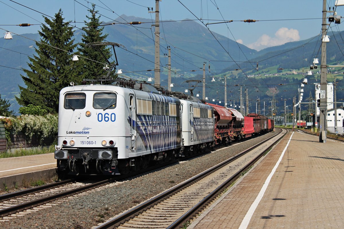 Durchfahrt am 02.07.2018 von 151 060-1 zusammen mit 151 056-9 und einem gemischten Güterzug nach Brescia Scalo durch den Bahnhof von Fritzens-Wattens in Richtung Brenner.