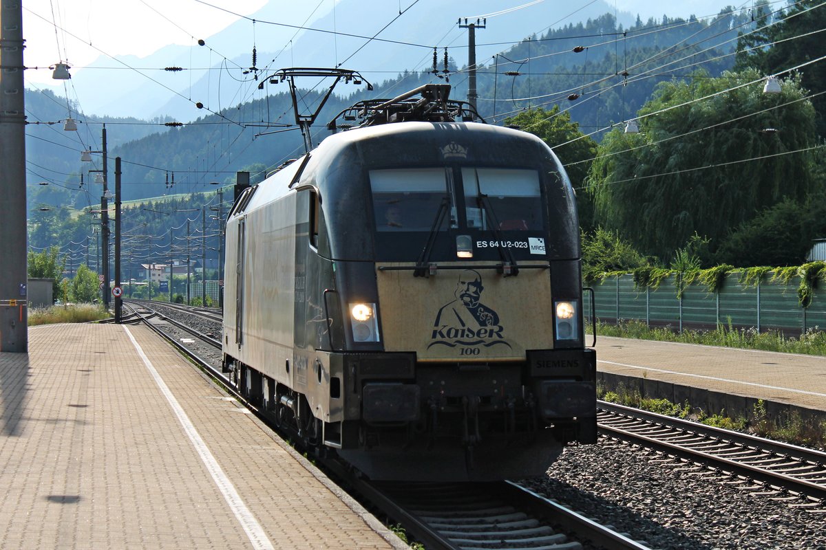Durchfahrt am 02.07.2018 von MRCE/TXL ES 64 U2-023 (182 523-1)  Kaiser Franz Joseph von Österreich  als Lokzug vom Brenner durch den Bahnhof von Fritzens-Wattens in Richtung Wörgl. Zuvor brachte sie mit 193 283 einen langen KLV zum Brenner hoch.