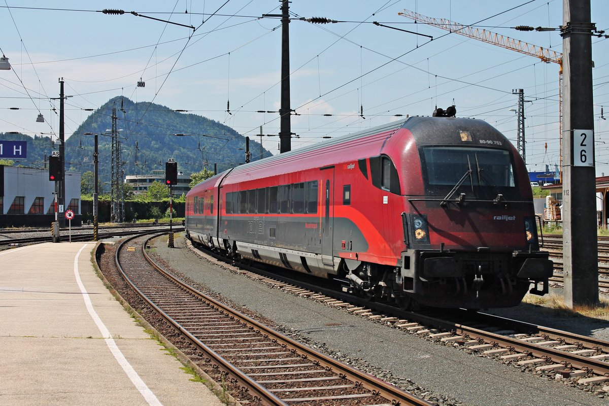 Durchfahrt am 02.07.2018 vom RailJet-Steuerwagen 80-90 753 und der Schublok 1116 153  ÖAMTC  als RJ (Bregenz - Wien Flughafen) durch den Bahnhof von Kufstein in Richtung Rosenheim.