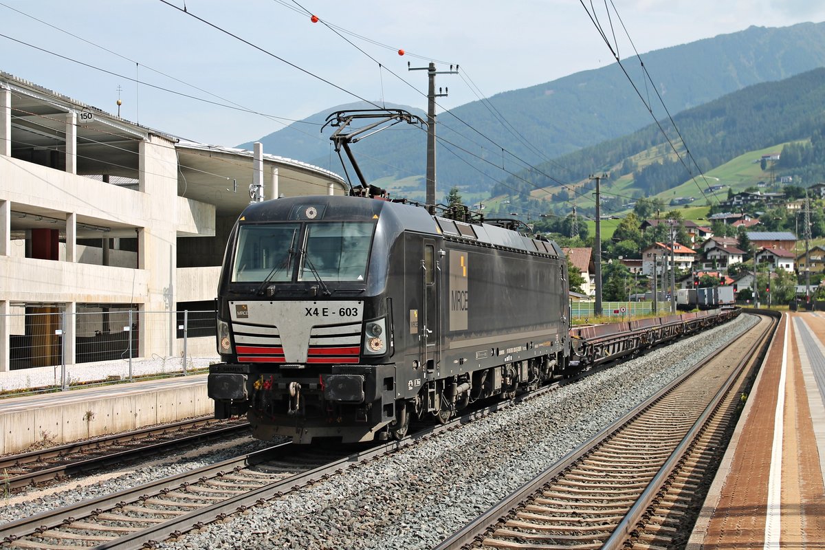 Durchfahrt am 03.07.2018 von MRCE/ÖBB X4 E-603 (193 603-8) mit einer RoLa (Wörgl - Brennersee) und der MRCE/ÖBB X4 E-878 (193 878-6) am Zugschluss durch den Bahnhof von Matrei am Brenner in Richtung Brennerpass.
