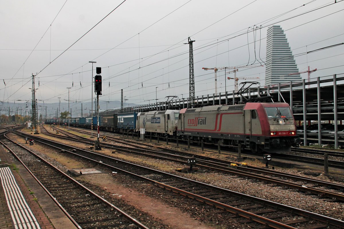 Durchfahrt am 03.11.2015 von Beacon Rail/Crossrail 185 590-7 zusammen mit Macquarie European Rail/Crossrail 185 581-6  Ewals Cargo Care/Celine Alia  und einem  T.T.S. -Containerzug in Basel Bad Bf aus Richtung Rangierbahnhof Muttenz gen Deutschland.