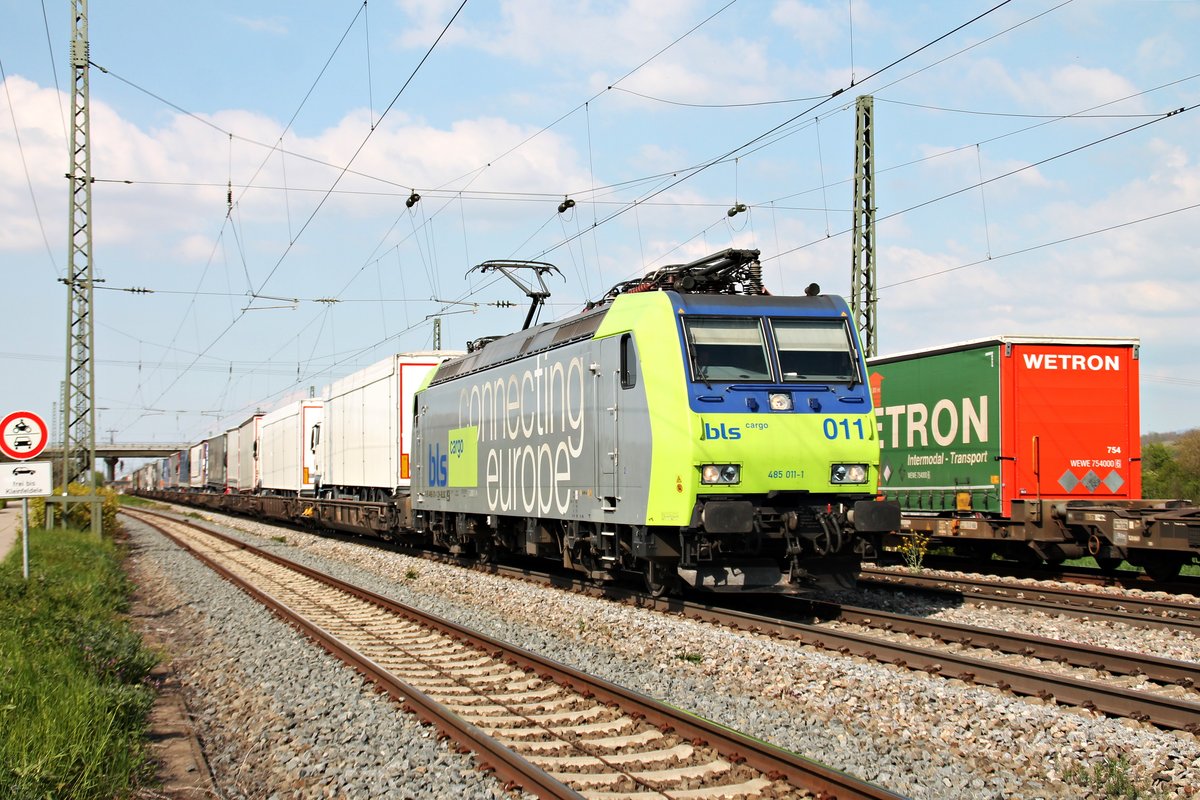 Durchfahrt am 04.05.2016 von Re 485 011-1  Weil am Rhein  mit einer RoLa (Freiburg (Brsg) Rbf - Novara), als sie an den Überholgleisen vom Bahnhof Müllheim (Baden) gen Schweizer Grenze fuhr.