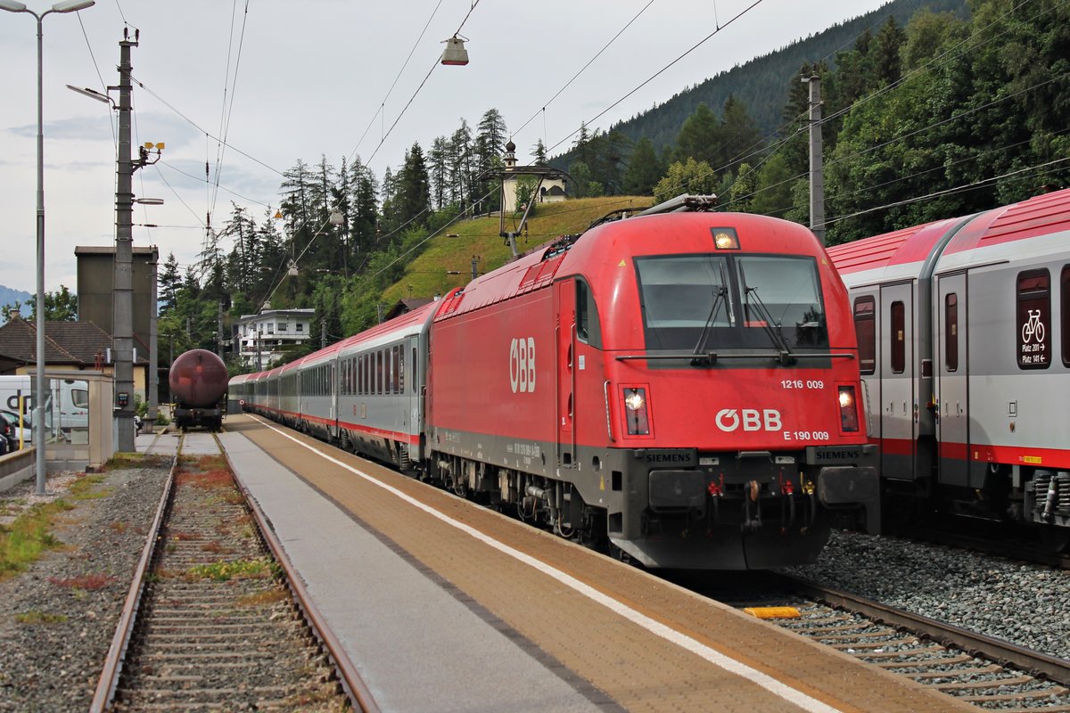 Durchfahrt am 04.07.2018 von 1216 009 (E 190 009) mit ihrem EuroCity aus Rosenheim durch den Bahnhof von Steinach in Tirol in Richtung Brenner.