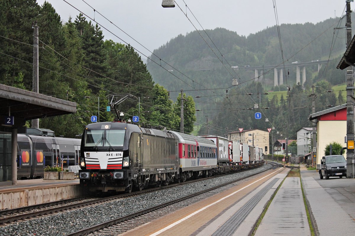 Durchfahrt am 04.07.2018 von MRCE/ÖBB X4 E-878 (193 878-6) mit einer RoLa (Brennersee - Wörgl) und der MRCE/ÖBB X4 E-603 (193 603-8) am Zugschluss durch den Bahnhof von Steinach in Tirol in Richtung Inntal.