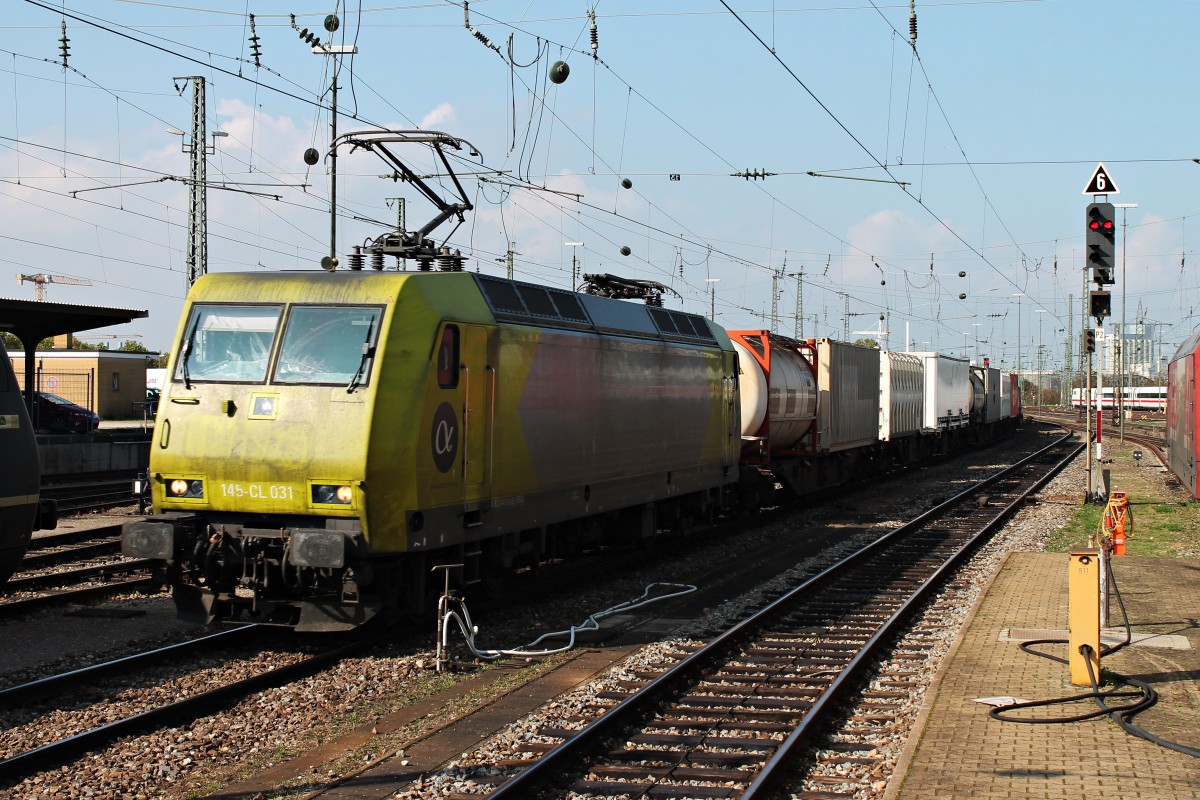 Durchfahrt am 04.10.2014 von 145-CL 031 (145 103-8) mit einem Containerzug in Richtung Muttenz in Basel Bad Bf.