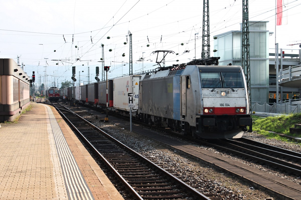 Durchfahrt am 04.10.2014 von 186 104  1 Locomotive / 4 Countries  mit einem Containerzug in Basel Bad Bf gen Weil am Rhein.