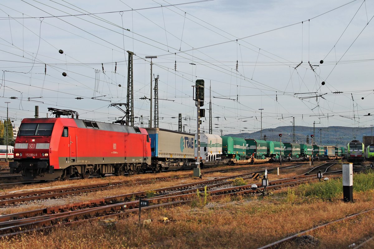 Durchfahrt am 04.10.2017 von 152 004-8 mit dem  Lannutti -KLV (Torino Orbassano - Charleroi Dry Port), den sie im Rangierbahnhof von Muttenz übernommen hatte, durch den Badischen Bahnhof von Basel gen Weil am Rhein. (Fotostandpunkt von öffentlich zugänglichen Parkplatz)