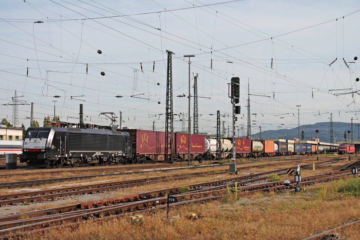 Durchfahrt am 04.10.2017 von MRCE/SBBCI ES 64 F4-993 (189 093-8) mit einem Containerzug durch den Badischen Bahnhof von Basel in Richtung Deutschland. (Fotostandpunkt von öffentlich zugänglichen Parkplatz)