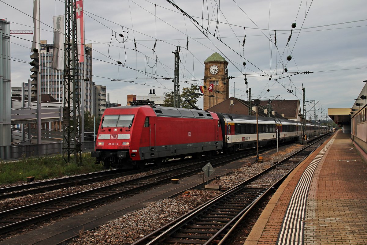 Durchfahrt am 05.10.2015 von 101 022-2 mit dem EC 9 (Hamburg Altona - Zürich HB) durch den Badischen Bahnhof von Basel. Auf Grund von Bauarbeiten mehrere Tage auf der Rheinbrücke zwischen Badischen Bahnhof und Basel SBB fuhren die meisten Fernverkehr-Züge außerplanmäßig über das Gütergleis ohne Halt durch Basel Bad Bf.