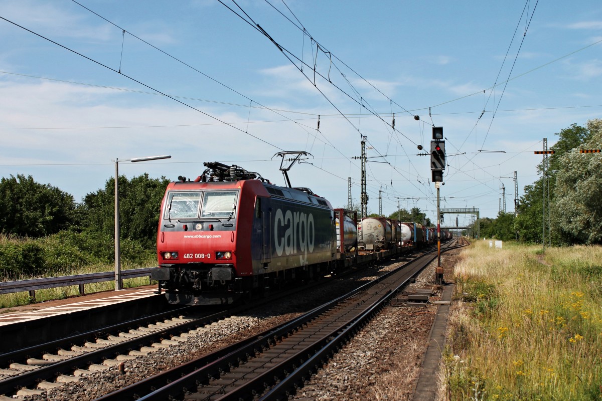 Durchfahrt am 06.06.2014 von Re 482 008-0 von SBB Cargo mit einem Containerzug in Orschweier auf der KBS 703 in Richtung Freiburg.