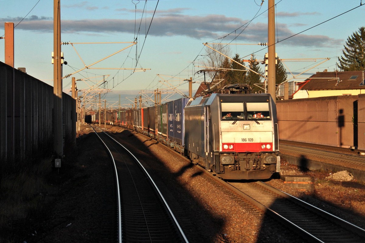 Durchfahrt am 07.01.2014 von Railpool/BLS Cargo 186 109 mit dem 42013 (Wanne-Eikel - Melzo) in Baden-Baden gen Süden. Fotografiert vom Bahnsteig.