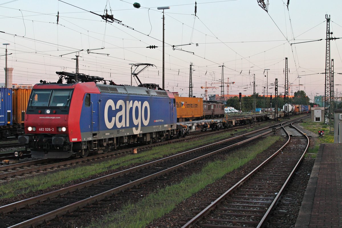 Durchfahrt am 07.08.2015 von Re 482 026-2 mit einem Containerzug über Gleis 3 durch Basel Bad Bf gen Rangierbahnhof Muttenz.