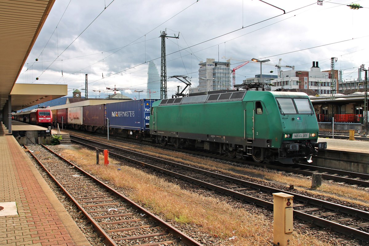 Durchfahrt am 07.10.2015 von Alpha Trains/Crossrail 145-CL 005 (145 096-4) mit einem Containerzug nach Aachen West/Belgien über Gleis 3 durch Basel Bad Bf gen Deutschland.