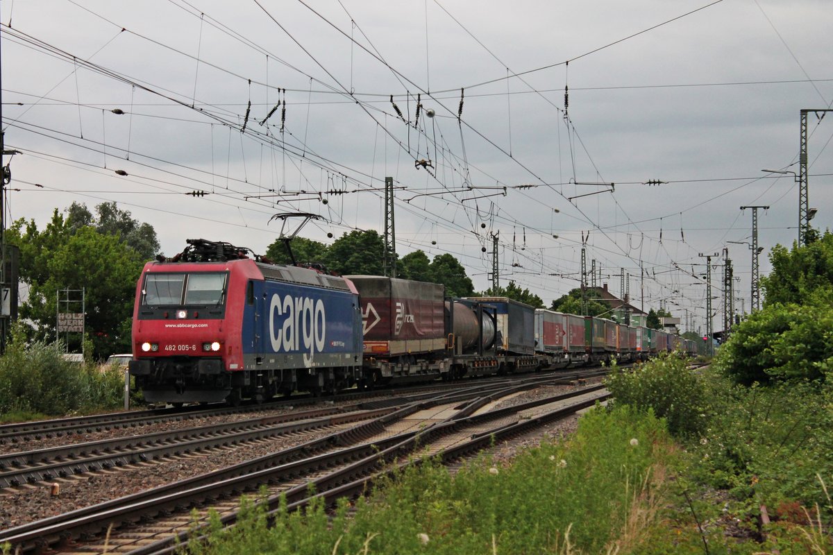 Durchfahrt am 09.06.2015 von Re 482 005-6 mit einem einem KLV-Zug in Müllheim (Baden) gen Norden.