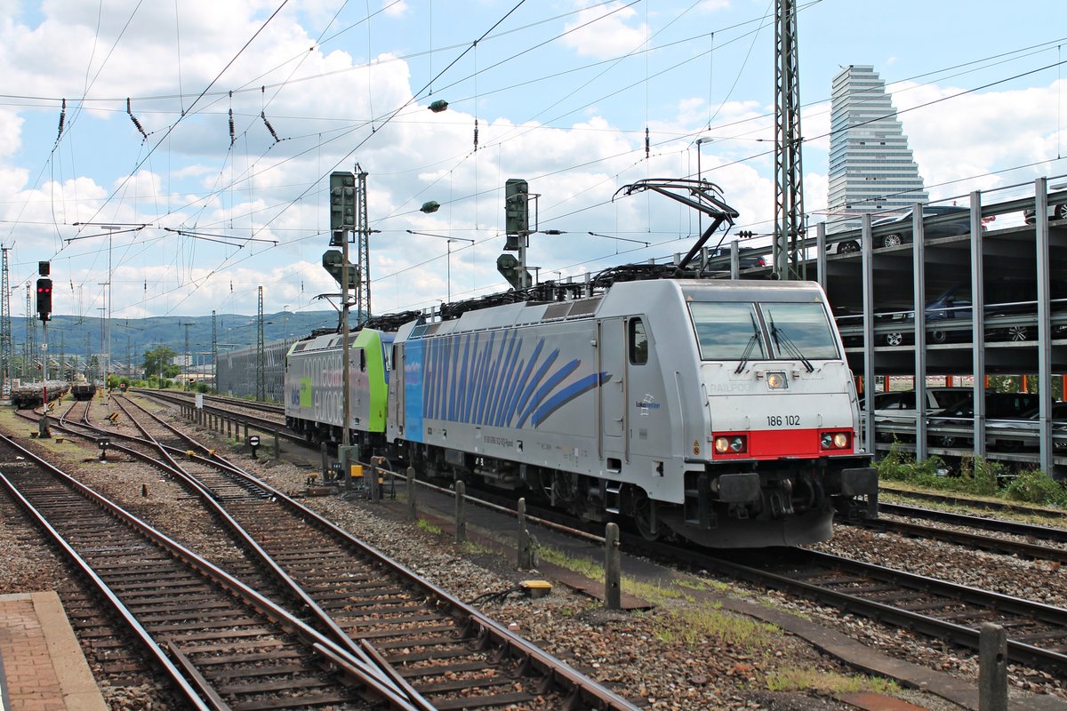 Durchfahrt am 09.07.2015 von Railpool/Lokomotion/BLS Cargo 186 102 zusammen mit Re 485 013-7 als Lokzug in Basel Bad Bf über Gleis 1, um in Basel Bad Rbf/Weil am Rhein einen Güterzug zusammen zu bespannen.