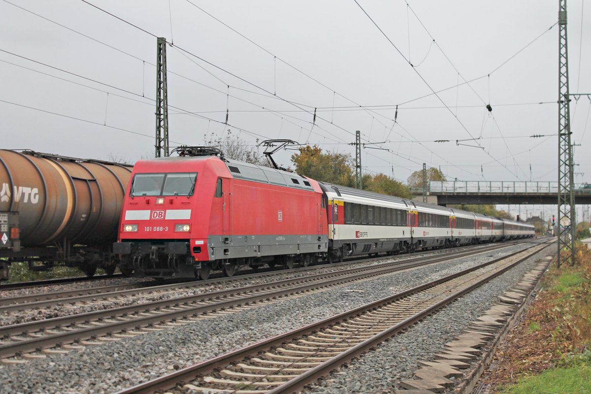 Durchfahrt am 09.11.2016 von 101 088-3 mit dem EC 6 (Interlaken Ost - Hamburg Altona) durch den Bahnhof von Müllheim (Baden) in Richtung Freiburg (Breisgau).
