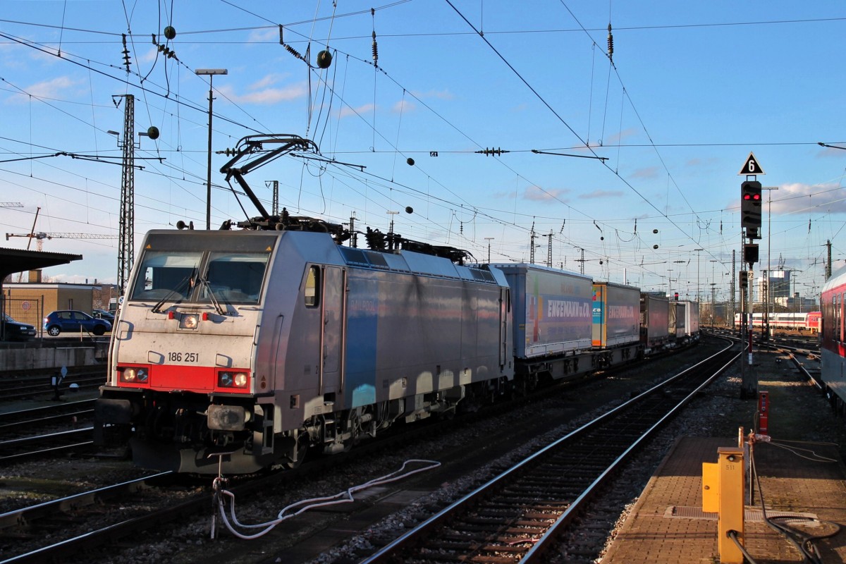 Durchfahrt am 11.02.2013 von Railpool/Lokomotion/BLS Cargo 186 251 mit einem Containerzug aus Holland zur weiterfahrt nach Italien in Basel Bad Bf gen Muttenz.